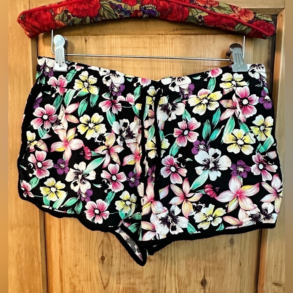 Atmosphere Floral Short Shorts European - US Size 6 Eclectic Eurotrash